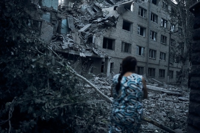 8월 2일(현지시간) 우크라이나 미콜라이우에서 한 주민이 전날 밤 러시아군의 포격으로 파괴된 주거 건물을 바라보고 있다. 사진=뉴시스