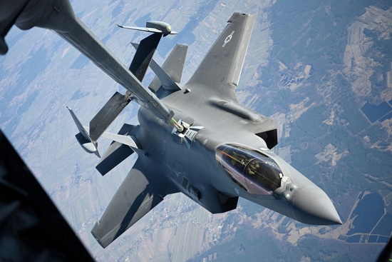 F-35 공중 급유 비행훈련 모습 사진=로이터