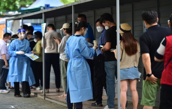 대구 달서구보건소 선별진료소에서 시민들이 PCR 검사를 받기 위해 순서를 기다리고 있다. 사진=뉴시스