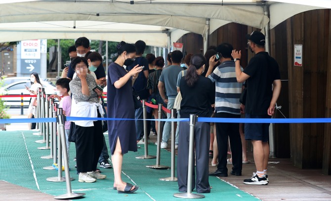 4일 오전 서울 송파구보건소 선별진료소를 찾은 시민들이 코로나19 검사를 받기 위해 대기하고 있다. 사진=뉴시스