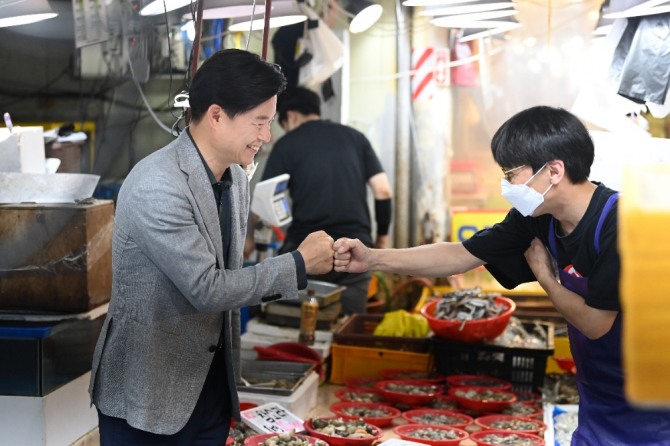 조용익 부천시장은 전통시장을 방문 해 소상공인 점주와 주먹인사를 하며 점검을 하고 있다.