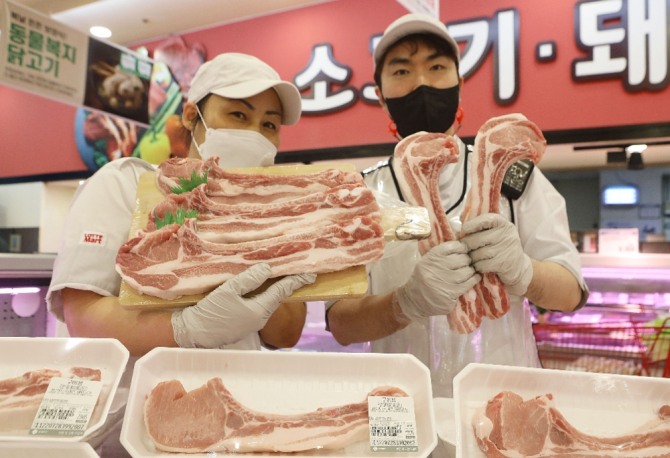 롯데마트가 업계 최초로 선보이는 고인돌 삼겹살. 사진=롯데마트