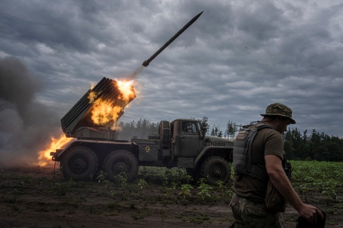 지난 2일(현지 시각) 우크라이나 하르키우 전방에서 우크라이나군이 러시아군 진영으로 다연장 로켓을 발사하고 있다. 사진=뉴시스 