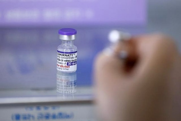 지난 2일 서울 시내 한 동네 병·의원에서 의료진이 코로나19 화이자 백신을 꺼내고 있다. 사진=뉴시스
