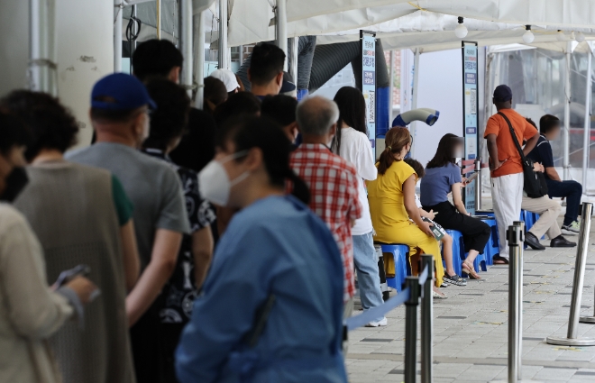 코로나19 선별검사소를 찾은 시민들의 대기줄이 길게 이어져 있다. 사진=연합뉴스 