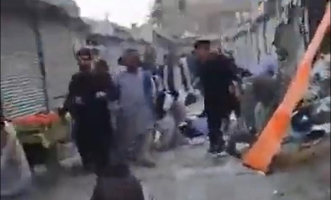 아프카니스탄 수도 카불에서 폭탄 테러가 발생해 주민들이 대피하고 있다. 사진=연합뉴스