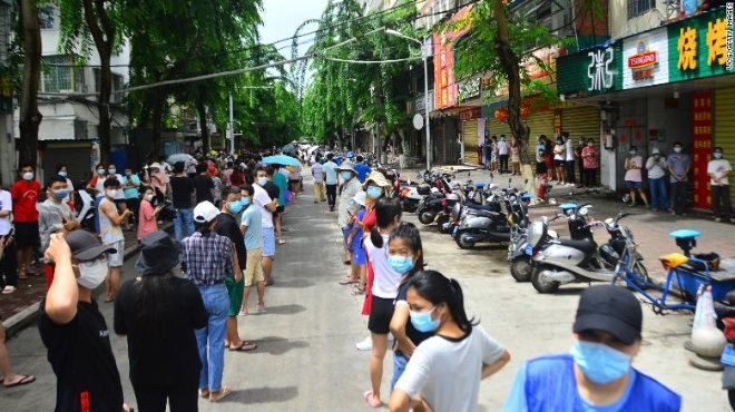 6일 중국 하이난섬 싼야에서 시민과 관광객들이 코로나19 검사를 받기 위해 길게 줄을 서 있다. 사진=뉴시스