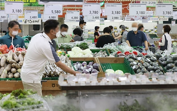 소비자물가 상승으로 밥상 물가에 비상이 걸린 가운데, 지난 7일 오후 서울 시내 한 대형마트를 찾은 시민들이 장을 보고 있다. 사진=뉴시스