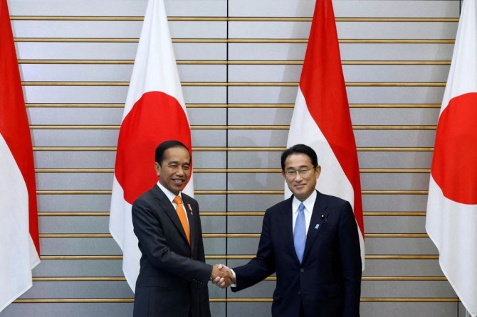 7월 27일 조코위 인도네시아 대통령이 일본 순방중 기시다 일본 총리와 악수를 나누고 있다. 사진=로이터