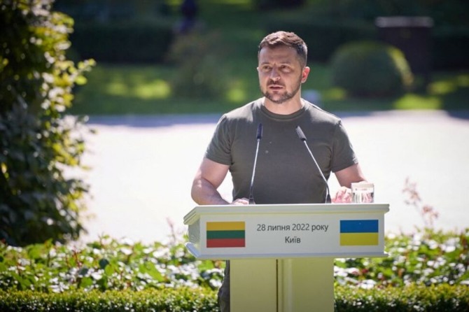볼로도미르 젤렌스키 우크라이나 대통령이 지난달 28일(현지시간) 수도 키이우에서 기타나스 나우세다 리투아니아 대통령과 회담을 가진 뒤 기자회견을 하고 있다. 사진=로이터