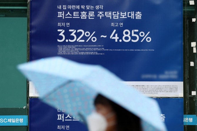 이복현 금융감독원장이 '이자 장사'를 경고한 후 8%를 바라보던 시중은행의 주택담보대출 평균금리가 4%까지 떨어졌다. 이와 반대로 일부 보험사들은 여전히 최대 6%의 높은 주담대 금리를 유지하고 있다. 사진=뉴시스