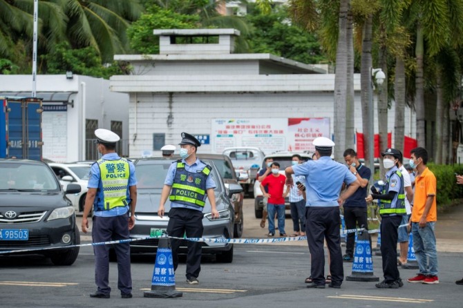 하이난성이 코로나19 확산세를 막기 위해 봉쇄 정책을 시행하는 동안 경찰들이 충하이(瓊海)를 출입할 차량을 통제하고 있는 모습. 사진=로이터