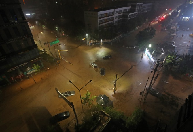 서울과 경기북부 등 수도권에 폭우가 내린 8일 오후 서울 강남역 일대 도로가 침수돼 있다. 사진=뉴시스
