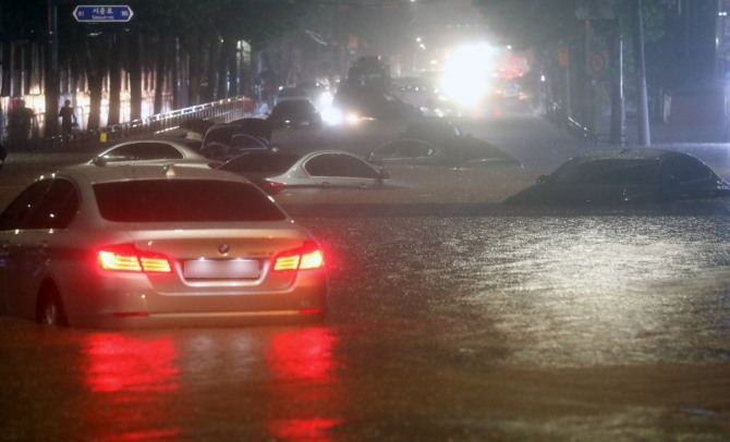 서울과 경기북부 등 수도권에 폭우가 내린 8일 오후 서울 강남구 일대 도로가 침수돼 차량이 잠겨 있다. 사진=뉴시스
