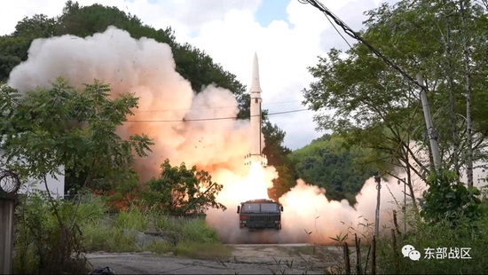 중국의 대만 상공 방향으로 미사일 발사 훈련 모습. 사진=로이터