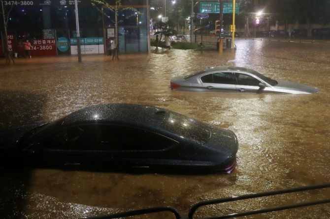 서울과 경기북부 등 수도권에 폭우가 내린 8일 오후 서울 강남역 일대 도로가 침수돼 있다. 사진=뉴시스
