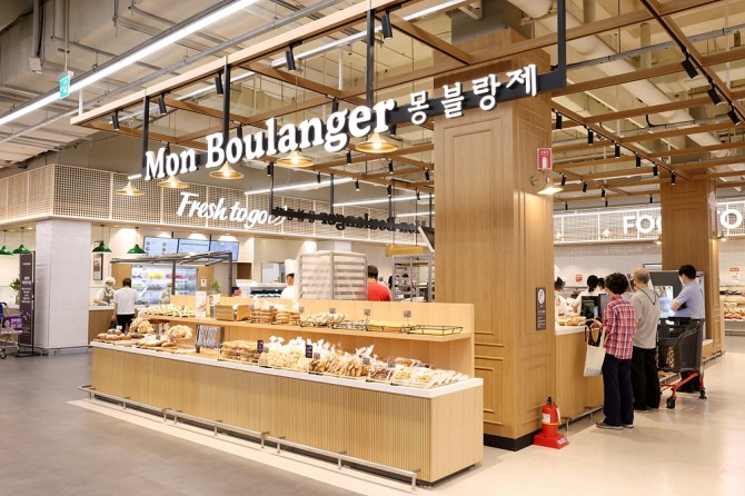 지난 6월 23일 리뉴얼 오픈한 홈플러스 대전 유성점 매장 입구 ‘몽블랑제’ 베이커리에서 고객들이 빵을 구매하고 있다. 사진=홈플러스
