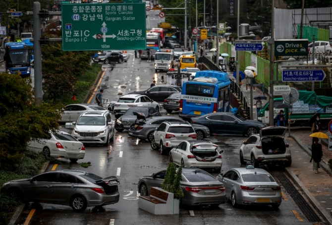 9일 서울 서초구 서초대로에 전날 비로 침수된 차들이 엉켜있다. 사진=뉴시스