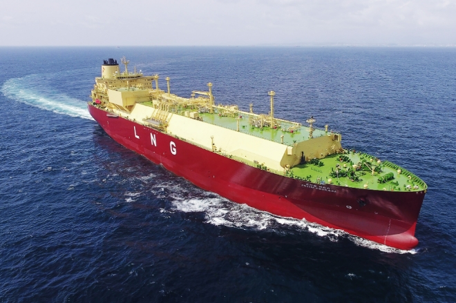 HD현대 자회사 아비커스가 세계 최초로 상용화한 2단계 자율운항 솔루션 ‘하이나스 2.0’을 탑재한 대형상선이 대양을 항해하고 있다. 사진=아비커스