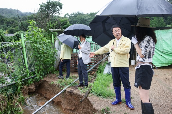 김성제 의왕시장, 피해 현장 점검하는 모습