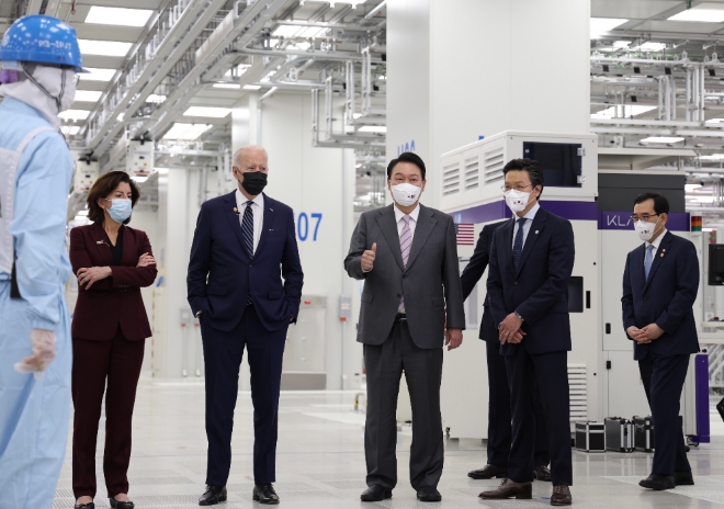 윤석열 대통령과 조 바이든 미국 대통령이 지난 5월 경기 평택 삼성전자 반도체 공장을 시찰하고 있다. 사진=뉴시스