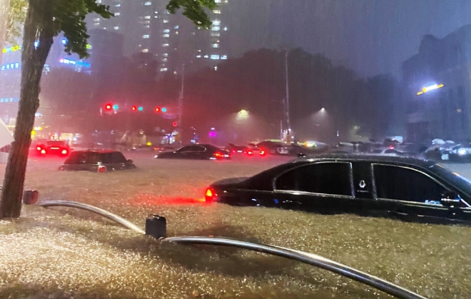 서울에 집중호우가 내린 8일 밤 서울 대치역 인근 도로가 침수. 차량이 물에 잠겨 있다. 사진=연합뉴스