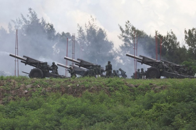 대만군이 중국의 군사훈련에 맞서 지난 9일 핑둥(屏東)에서 실사격 훈련을 진행하고 있다. 사진=로이터