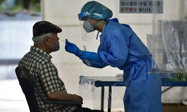 대구 중구 코로나19 임시선별검사소에서 한 시민이 PCR 검사를 받고 있다. 사진=뉴시스