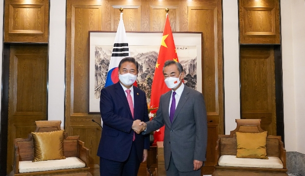박진 외교부 장관(왼쪽)과 왕이(王毅) 중국 국무위원 겸 외교부장. 사진=외교부