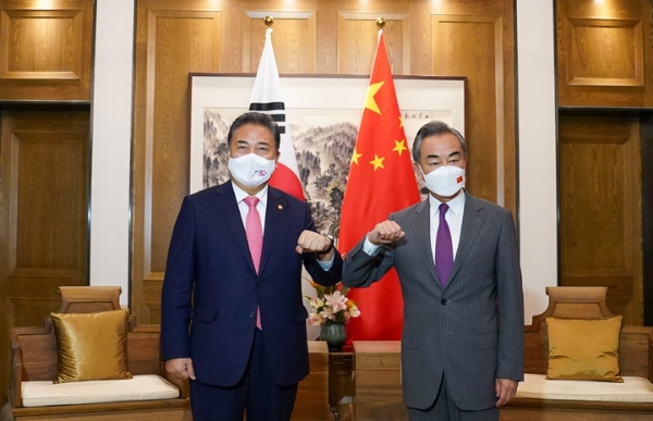 박진 외교부 장관(왼쪽)과 왕이 중국 국무위원 겸 외교부장. 사진=외교부
