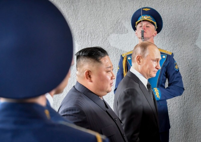 김정은 북한 국무위원장이 2019년 4월 25일 러시아 블라디보스톡에서 블라디미르 푸틴 러시아 대통령과 만나고 있다. 사진=AP/뉴시스