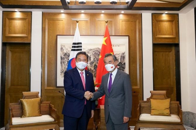 박진 외교부 장관(왼쪽)과 왕이 중국 국무위원 겸 외교부장이 지난 9일 중국 산둥성 칭다오에서 열린 한·중 외교장관 회담에서 기념촬영을 하고 있다. 사진=외교부