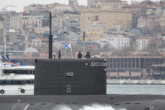 튀르키예 해협 인근의 러시아 잠수함 모습. 현재는 상선만 통과가 가능하다. 사진=로이터