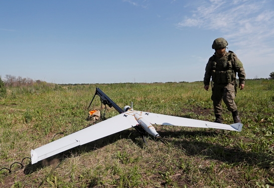 드론을 날리는 러시아 병사. 사진=로이터