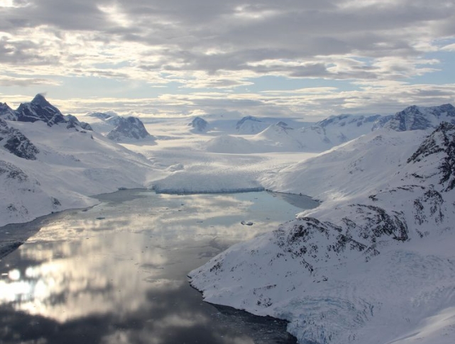 그린란드를 덮고있는 빙하가 빠르게 녹고있다. 사진=로이터