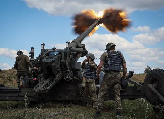우크라이나군이 견인 곡사포 FH-70에서 포탄을 발사하고 있다. 사진=로이터