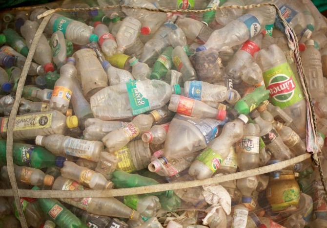 인도 뉴델리 재활용센터에 쌓인 버려진 플라스틱 병. 사진=로이터