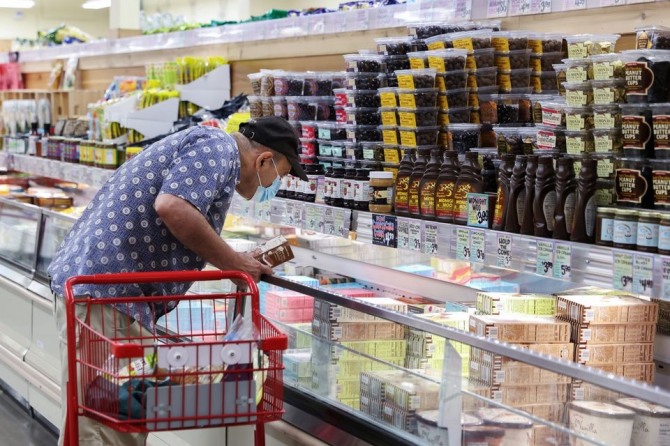 미국 뉴욕시 맨하탄 한 수퍼마켓에서 중년 남성이 물건을 고르고 있다. 사진=로이터