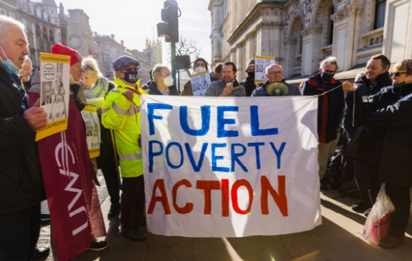 에너지요금 급등에 항의집회를 갖고 있는 영국 시민들. 사진=로이터