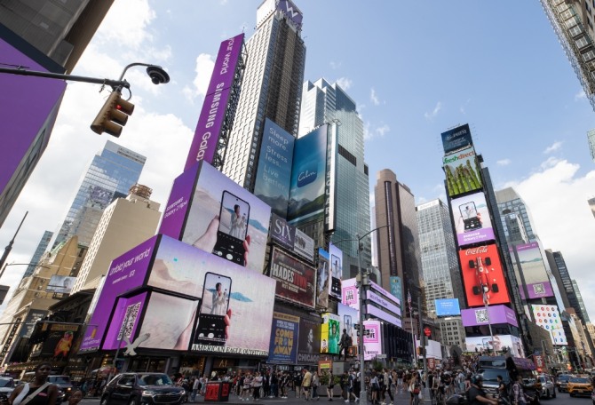 미국 뉴욕 타임스 스퀘어에 공개된 갤럭시Z플립4와 BTS의 콜라보 영상. 사진=삼성전자