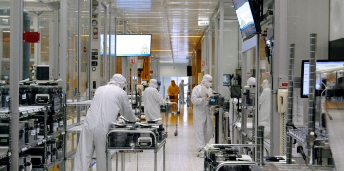 SK하이닉스가 내년 초 미국에 반도체 패키징 공장을 짓는다. 사진은 반도체공장의 클린룸(사진=로이터)
