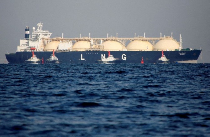 항만LNG터미널로 예인되는 LNG탱커선 모습. 사진=로이터