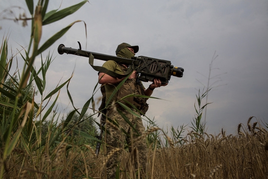 우크라이나군이 미콜라이우 지역의 최전선에서 스팅어 대공 미사일을 들고 있다. 사진=로이터