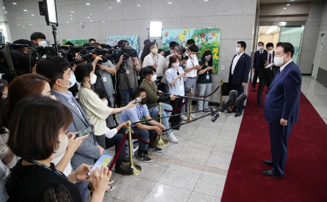 윤석열 대통령이 12일 서울 용산 대통령실 청사로 출근하며 취재진 질문에 답변하고 있다. 사진=뉴시스