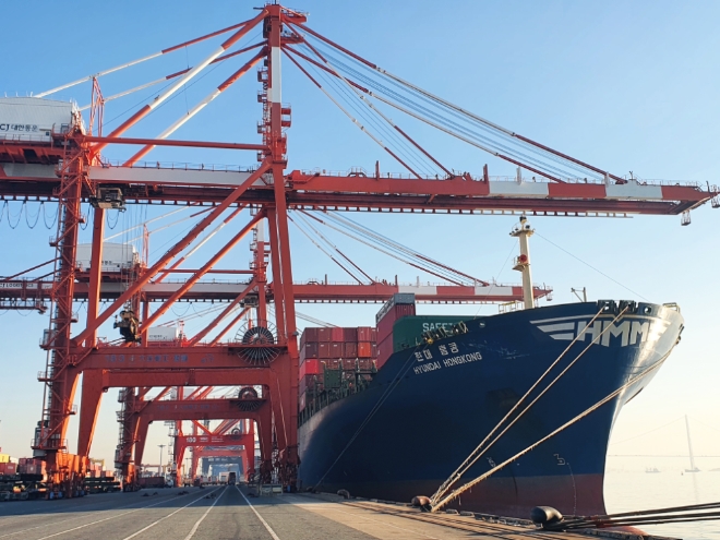 전남 광양항에 정박한 HMM의 6800TEU급 컨테이너선 ‘HMM 홍콩(Hongkong)호’가 국내 수출기업들의 화물을 싣고 있다. 사진=HMM