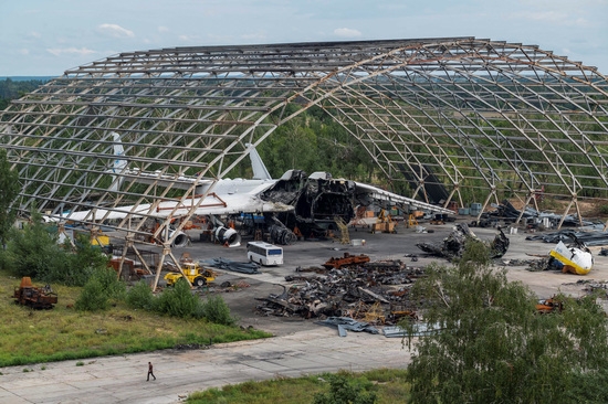 우크라이나 공항이 러시아 군에 의해 파괴된 모습. 사진=로이터