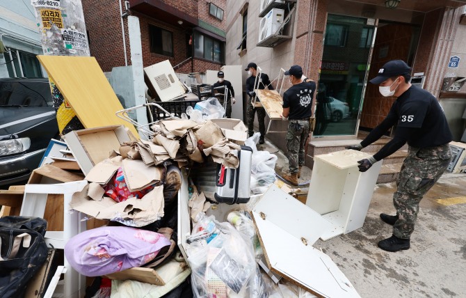 지난 10일 오후 서울 관악구 신사동 일대에서 수도방위사령부 장병들이 침수가구 집기류 정리 및 폐기물 등을 처리하고 있다. 사진=연합뉴스