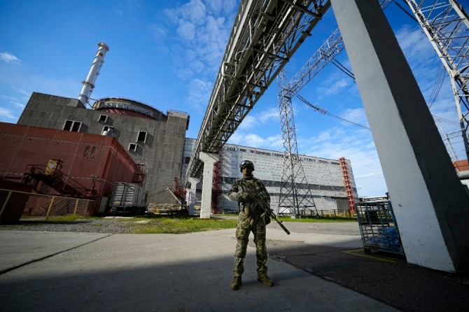 우크라 자포리자 원전 입구를 지키는 러시아 군인 모습. 사진=연합뉴스