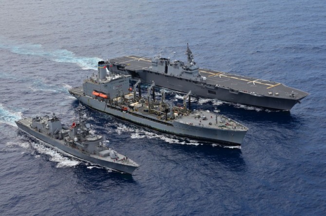 지난 7일 해상자위대 호위함 이즈모(오른쪽)와 다카나미가 미국 해군 보급함(가운데)과 함께 연합 훈련을 하고 있는 모습. 사진=연합뉴스