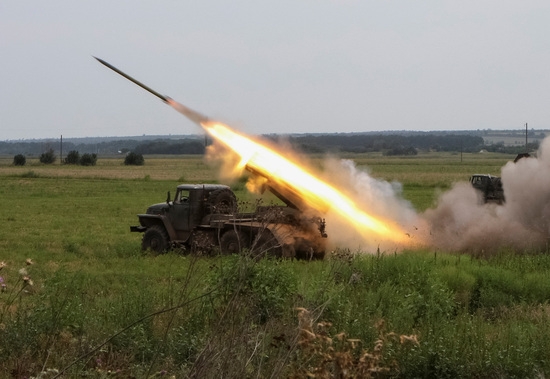 우크라이나 군인들이 하르키우 지역의 최전선에서 BM21 Grad 다중 발사 로켓 시스템으로 사격하고 있다. 사진=로이터